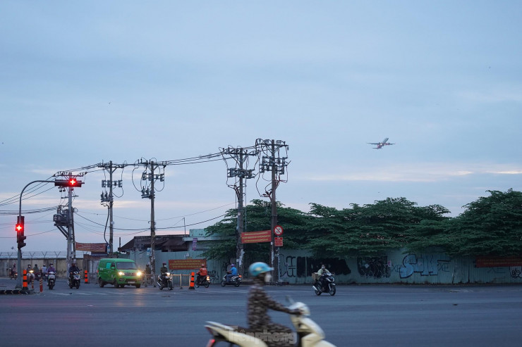 6h30, ngã ba Tân Sơn (tiếp giáp quận 12 - quận Tân Bình - quận Gò Vấp) hằng ngày có lưu lượng phương tiện dày đặc, nhưng sáng đầu năm mới 2023 vô cùng thông thoáng.