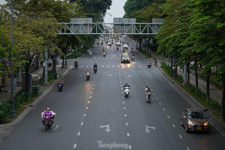 Các tuyến đường qua công viên Hoàng Văn Thụ để vào sân bay Tân Sơn Nhất cũng thưa vắng phương tiện, không như ngày thường.