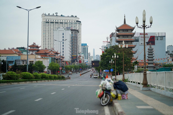 Dốc cầu Công Lý, trước cổng chùa Vĩnh Nghiêm (quận 3) cũng khá yên ắng.