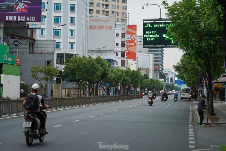 Đường Nam Kỳ Khởi Nghĩa đoạn gần điểm giao với Nguyễn Trọng Tuyển xe cộ thưa thớt, khác hẳn ngày thường.