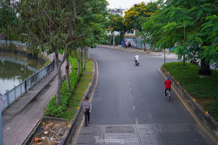 Một đoạn bờ kè kênh Nhiêu Lộc thuộc phía đường Hoàng Sa dường như vẫn còn "say ngủ".