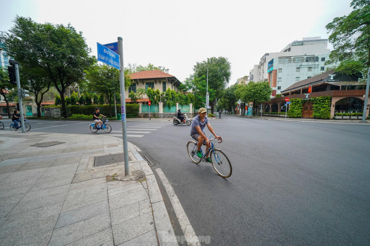 Đoàn người đạp xe khá thoải mái ở ngã tư Nguyễn Thị Minh Khai - Nam Kỳ Khởi Nghĩa.