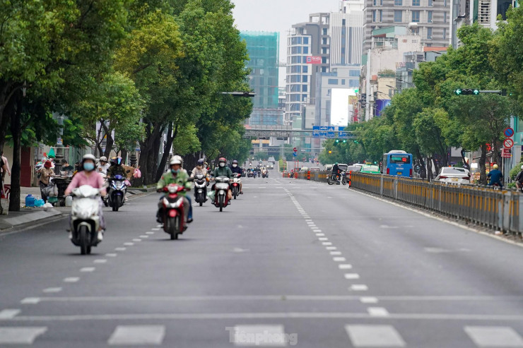 Đường Nam Kỳ Khởi Nghĩa đoạn giao với Võ Thị Sáu cũng thưa thớt phương tiện.