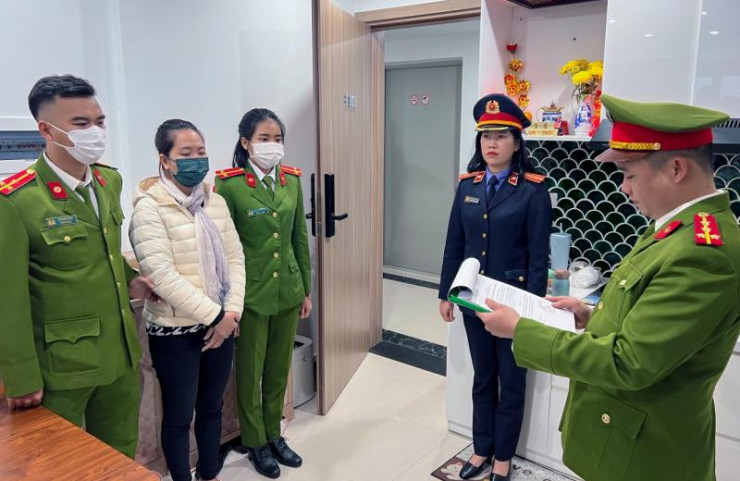 Cơ quan CSĐT Công an tỉnh Thừa Thiên-Huế đọc lệnh bắt tạm giam đối tượng Lê Thị Hồng Phương.
