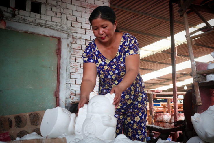 Theo bà Đào, năm nay giá cả nguyên vật liệu như: đất, củi, khuôn đúc,.. cao hơn so với mọi năm, nhưng bà vẫn quyết định bán ra thị trường giá cũ và độc quyền nhiều mẫu mã để phù hợp với tầng lớp người tiêu dùng.