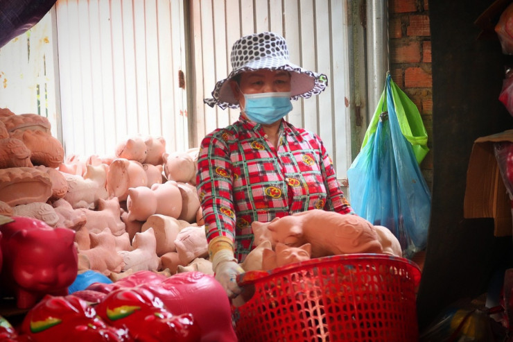 Chị Nguyễn Kim Hoa, làm nghề thợ sơn đã 3 năm nay, chia sẻ thêm: "Cận Tết mỗi ngày tôi sơn khoảng 200 con gồm mèo như ý, tài lộc, mèo hoa, mèo nằm…"