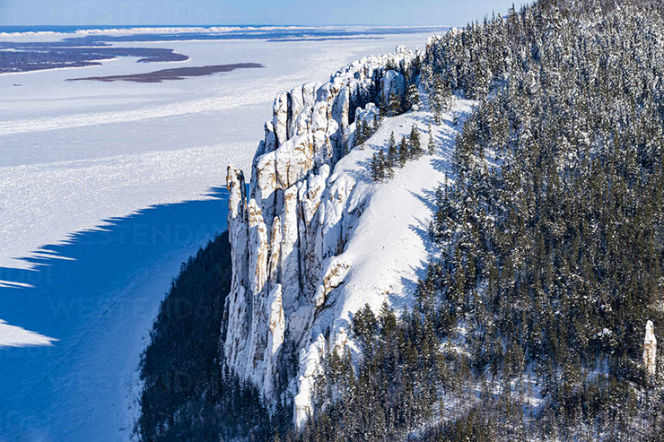 Vào mùa đông, nhiệt độ ở đây có thể hạ xuống dưới -50 độ C. Bạn sẽ cảm nhận được cái lạnh buốt giá khi ngồi trên những chiếc xe trượt tuyết băng qua con sông Lena bị đóng băng.
