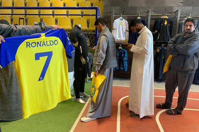 Áo Al Nassr in tên Ronaldo đang "cháy hàng"