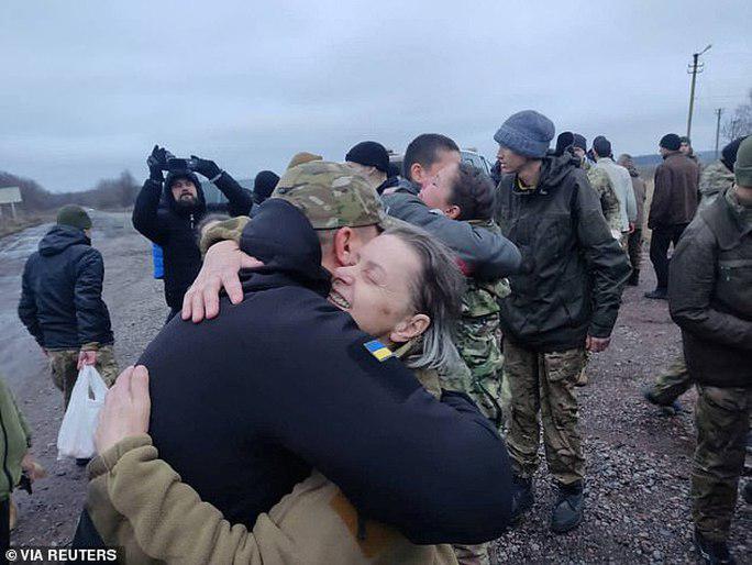 Nga và Ukraine ngày 31-12-2022 tiến hành trao đổi hơn 200 tù binh tại các địa điểm không được tiết lộ. Ảnh: Reuters