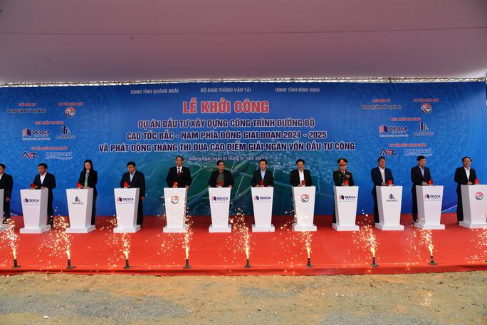 Thủ tướng Phạm Minh Chính cùng các lãnh đạo Bộ, ngành Trung ương và địa phương nhấn nút khởi công dự án cao tốc Bắc - Nam. Ảnh: T.Trực