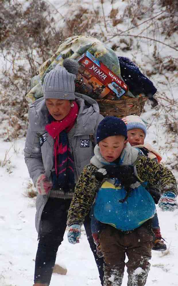 Cả ba mẹ con đều khá vất vả để di chuyển xuống núi