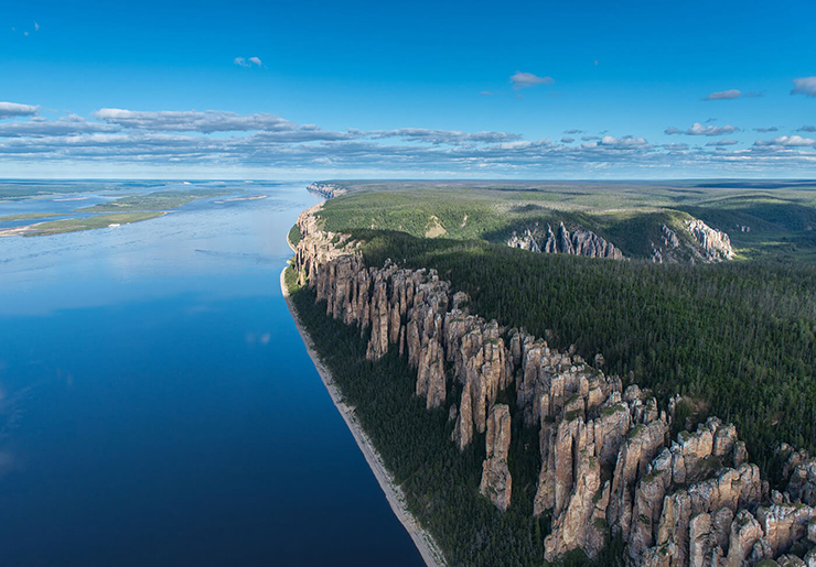 Những cây cột đá ngoạn mục này trong tiếng Nga được gọi là Lenskiye Stolby, có thể đạt chiều cao 300 mét. Nó kết quả của quá trình xói mòn từ 500 triệu năm trước.
