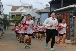 Bạn trẻ - Cuộc sống - Chú rể cùng 30 người chạy bộ hơn 31 km đi đón dâu
