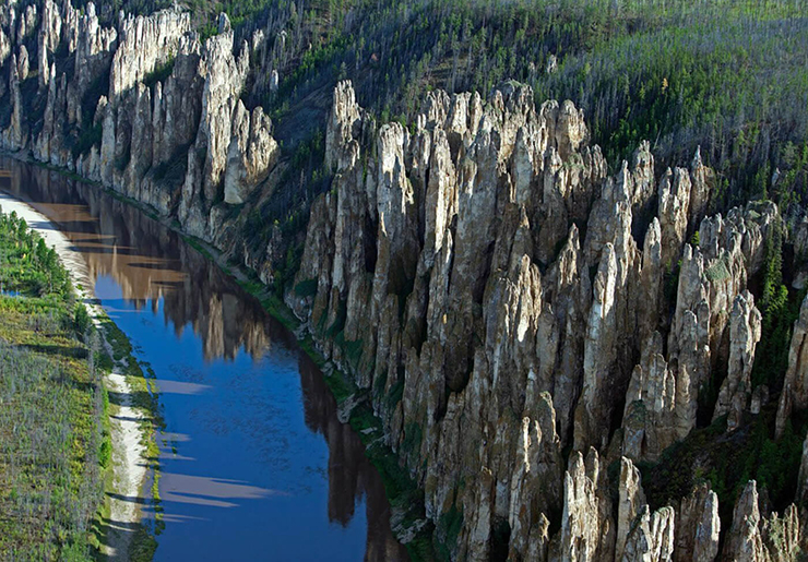 Vẻ đẹp độc đáo của nơi này đã tạo nên Công viên tự nhiên Lena Pillars, một trong những khu bảo vệ được UNESCO công nhận là Di sản thế giới.
