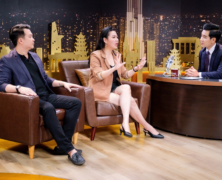 Vợ chồng Lê Khánh cùng host Nguyên Khang trên sóng “The Khang Show”