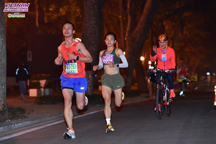 Nguyễn Thị Oanh lập kỷ lục cá nhân giải chạy bán marathon tại Hà Nội ngày 1/1/2023