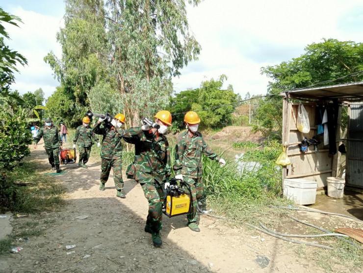 Chiều 2/1, lực lượng công binh thuộc Quân khu 9 đã mang nhiều thiết bị, máy móc đến hiện trường tham gia giải cứu bé trai.