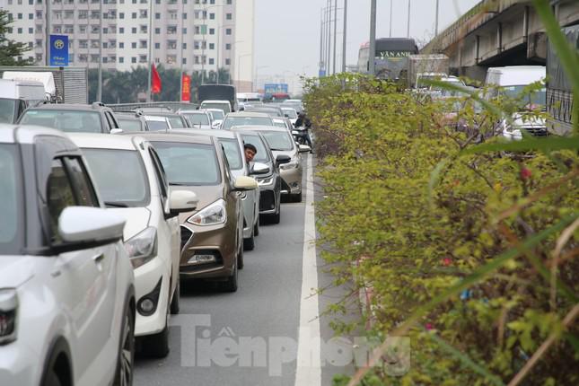 Nhiều tài xế mệt mỏi chờ đợi trong ô tô.