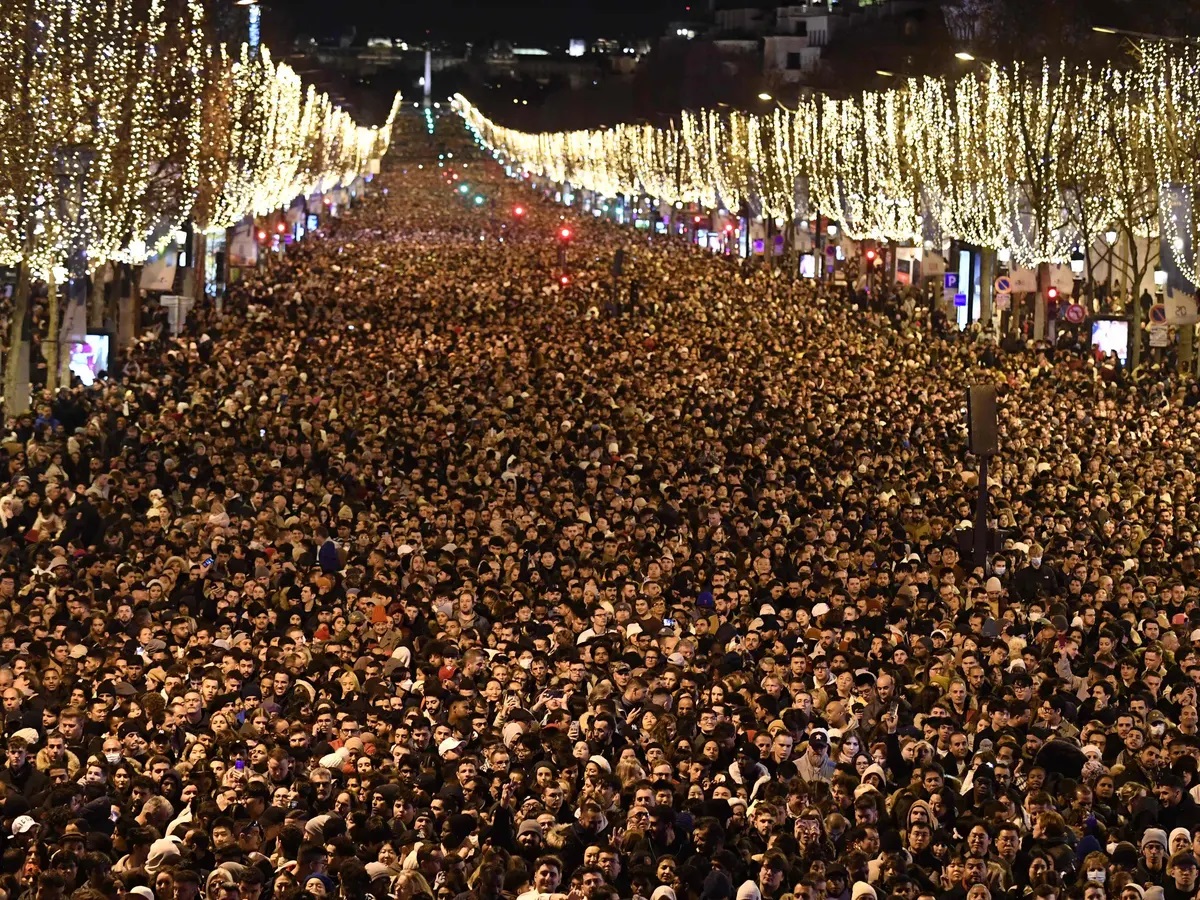 Hình ảnh gây bất ngờ tại thủ đô Pháp đêm giao thừa - 1