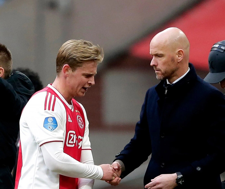 Tờ Fichajes cho biết Frenkie De Jong đã gọi điện thoại cho HLV Erik Ten Hag để bày tỏ mong muốn đến MU