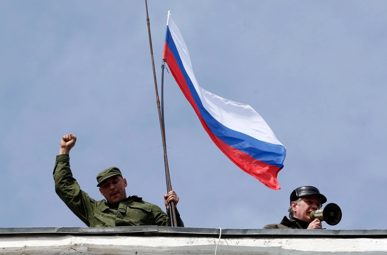 Cờ Nga treo trên nóc một tòa nhà ở thành phố Sevatopol, Crimea, năm 2014. Ảnh: Reuters