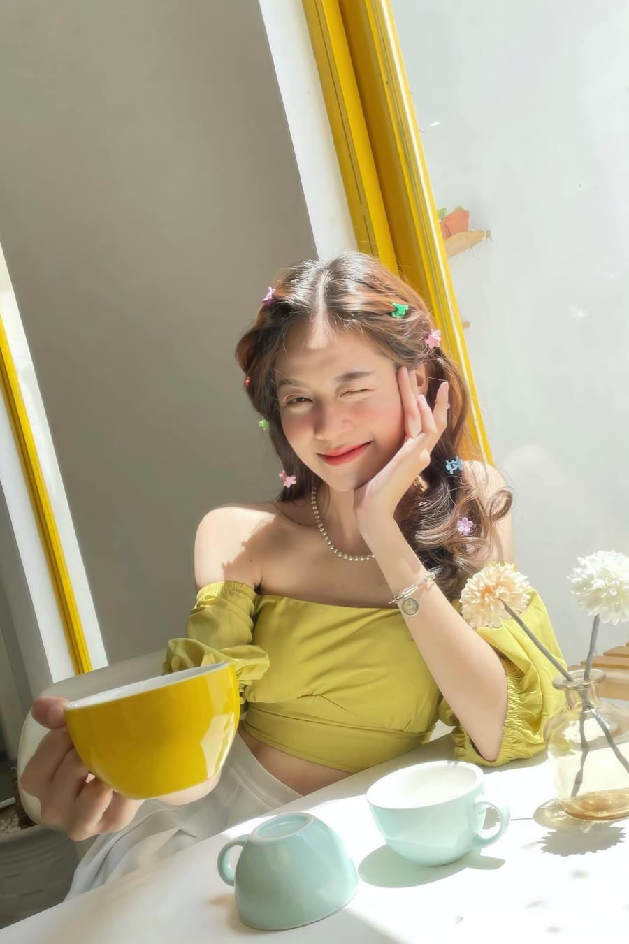 Tân Hoa hậu Việt Nam xuống phố đón năm mới với chiếc áo hở rốn, quần ngắn “chất chơi” - 7