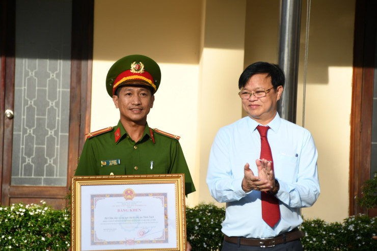 Chủ tịch UBND tỉnh Đồng Nai trao bằng khen cho Đội Chữa cháy và cứu hộ cứu nạn khu vực Nhơn Trạch vì thành tích cứu sống bé gái rơi xuống hố cọc ép bê tông