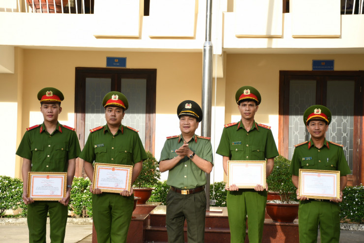 Giám đốc Công an tỉnh Đồng Nai tặng giấy khen cho 4 cá nhân thuộc Đội Chữa cháy và cứu nạn cứu hộ khu vực Nhơn Trạch