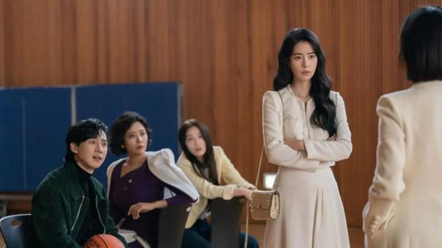 Vai phản diện do Lim Ji Yeon được đánh giá nổi bật hơn nữ chính. Ảnh: Netflix.