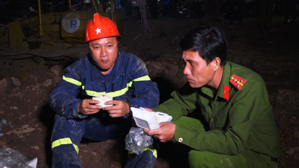 Cán bộ chiến sĩ ăn lót dạ trong đêm khuya, túc trực làm nhiệm vụ và tham gia cứu hộ