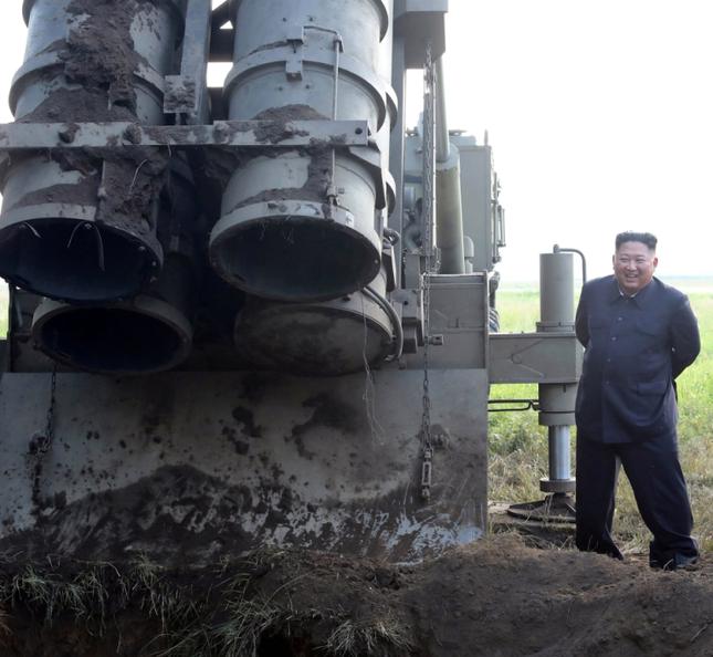 Ông Kim Jong-Un đứng cạnh ống phóng tên lửa KN-25. Ảnh: KCNA