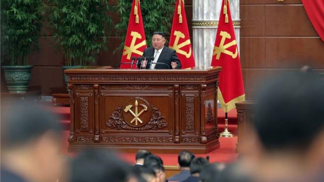 Lãnh đạo Triều Tiên Kim Jong-un phát biểu tại cuộc họp toàn thể. Ảnh: Yonhap