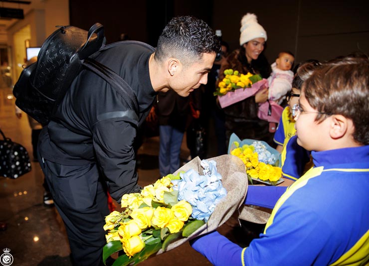 Hình ảnh mới nhất Ronaldo tại Saudi Arabia: Rạng rỡ hơn tài tử, fan &#34;truy đuổi&#34; như phim - 2