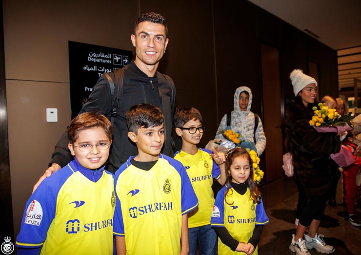 Hình ảnh mới nhất Ronaldo tại Saudi Arabia: Rạng rỡ hơn tài tử, fan &#34;truy đuổi&#34; như phim - 3