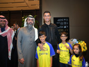 Bóng đá - Hình ảnh mới nhất Ronaldo tại Saudi Arabia: Rạng rỡ hơn tài tử, fan &quot;truy đuổi&quot; như phim