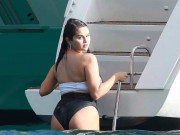 Làm đẹp - Tự tin diện bikini, Selena Gomez khoe vẻ đẹp béo tốt triệu người mê mệt