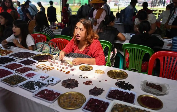 &nbsp;Myanmar, nguồn cung cấp&nbsp;ngọc bích&nbsp;lớn nhất thế giới và&nbsp;sản xuất khoảng 70% lượng ngọc bích toàn cầu.&nbsp;
