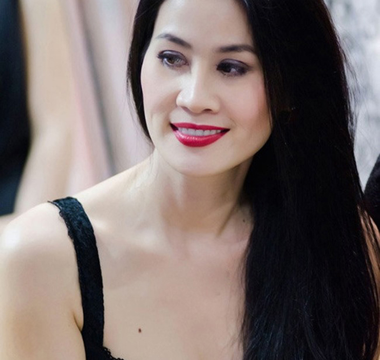 Người đẹp có đặc điểm nốt ruồi phú quý, được gọi là 'bà mẹ đơn thân bí ẩn nhất showbiz Việt'.
