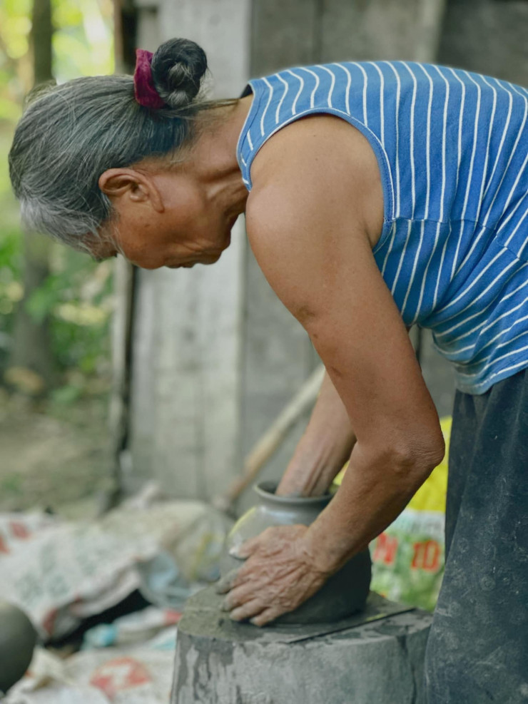 Bà đang làm gốm.