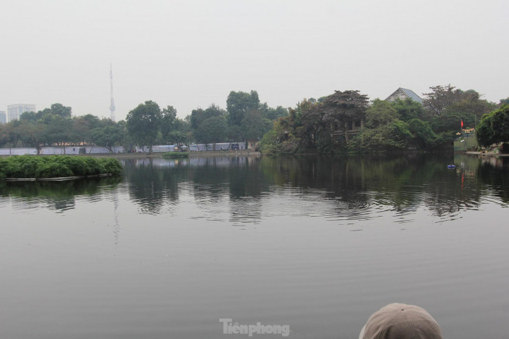 Phát hiện sự việc, nhiều người hô hoán, can ngăn nhưng không kịp. Nạn nhân chìm xuống dòng nước, mất tích giữa hồ.