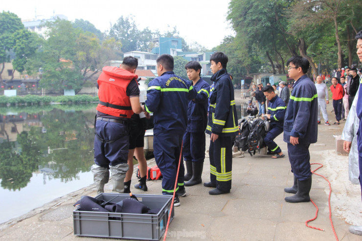 Lực lượng chức năng nhanh chóng tiến hành các thủ tục cần thiết để cứu hộ, cứu nạn.