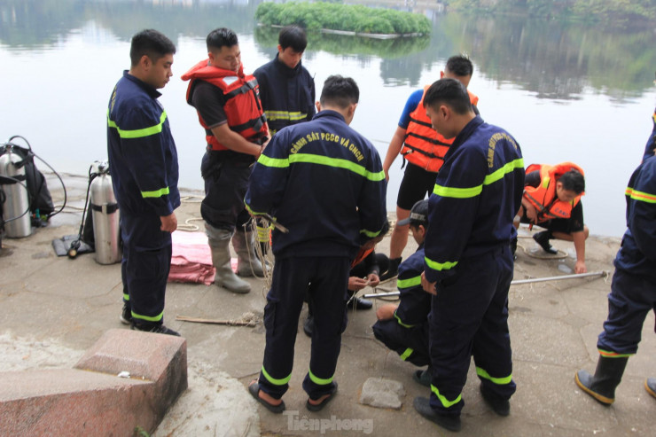 Nhận được tin báo, lực lượng chức năng điều động 2 xe chữa cháy, cứu nạn cứu hộ cùng hàng chục cán bộ chiến sĩ tới hiện trường triển khai công tác tìm kiếm, cứu hộ, cứu nạn.