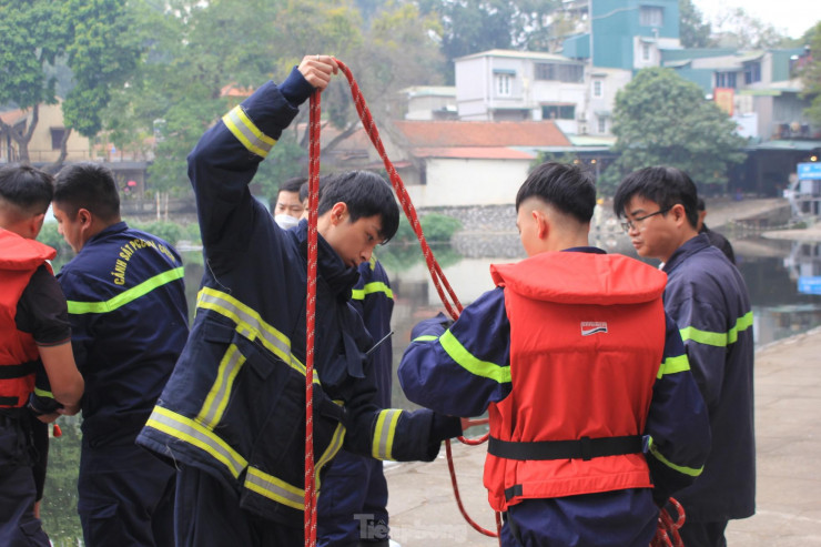 Lặn hồ Thiền Quang giữa trời đông rét mướt để tìm nam thanh niên mất tích - 7