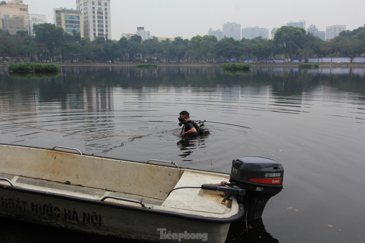 Lặn xuống hồ giữa trời đông để tìm người mất tích.