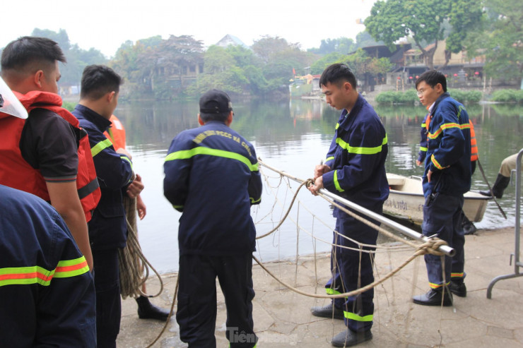 Lặn hồ Thiền Quang giữa trời đông rét mướt để tìm nam thanh niên mất tích - 10