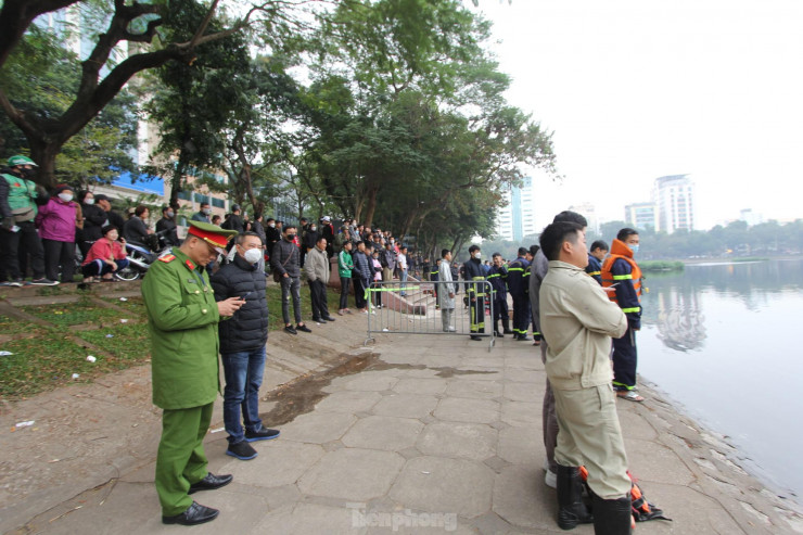  Người dân hiếu kì tập trung rất đông ở hiện trường để theo dõi  công tác cứu hộ. 