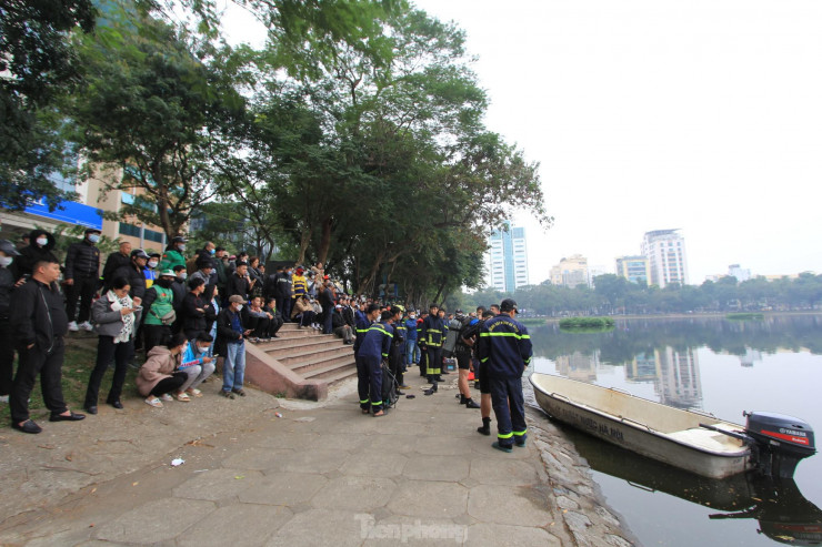 Lặn hồ Thiền Quang giữa trời đông rét mướt để tìm nam thanh niên mất tích - 14