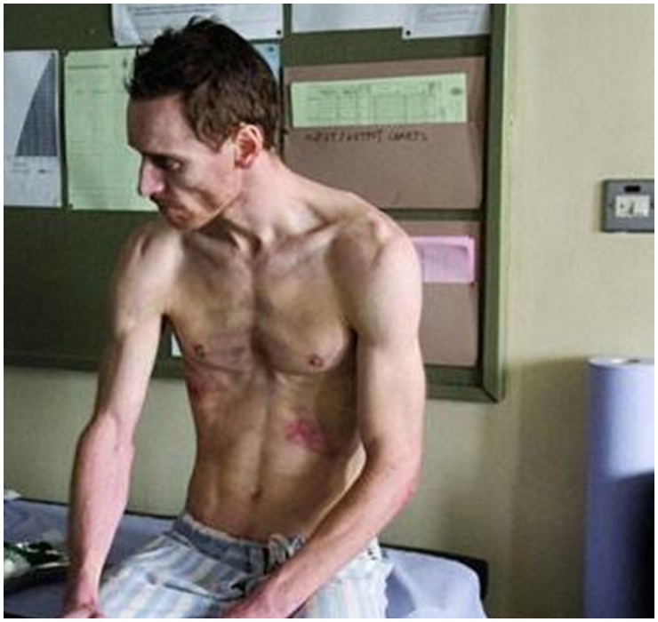 Michael Fassbender cũng từng gây sốc khi giảm từ 80kg xuống còn hơn 60kg để vào vai một tù nhân tuyệt thực.
