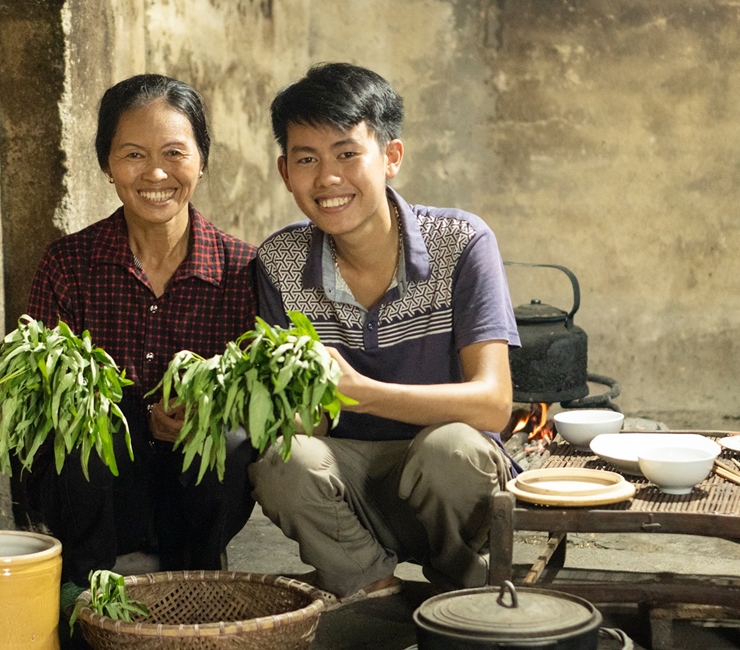 Nếu như &#34;Ẩm thực mẹ làm&#34; chạm đến trái tim người xem bằng những bữa cơm quê chân thực, gần gũi. Đây là một trong những kênh về ẩm thực, đời sống nổi tiếng trên YouTube với với hơn 1 triệu người đăng ký. Chủ nhân của kênh là Đồng Văn Hùng (27 tuổi) và mẹ Dương Thị Cường (57 tuổi), sinh sống tại Thái Nguyên.&nbsp;
