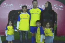 Ronaldo ra mắt Al Nassr: 25.000 CĐV chào đón siêu sao, đại tiệc ấn tượng